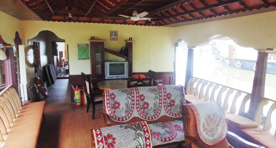 Cheravally Deluxe Houseboat, Alleppey 5